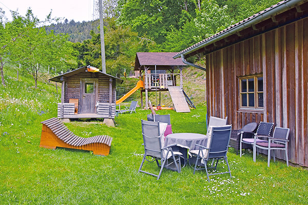 Spielplatz mit schönem Sitzbereich
